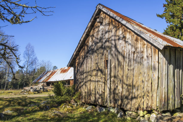 农场上饱经风霜的老房子图片下载