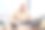 中年灰白头发的男人在家里用笔记本电脑数美元图片下载