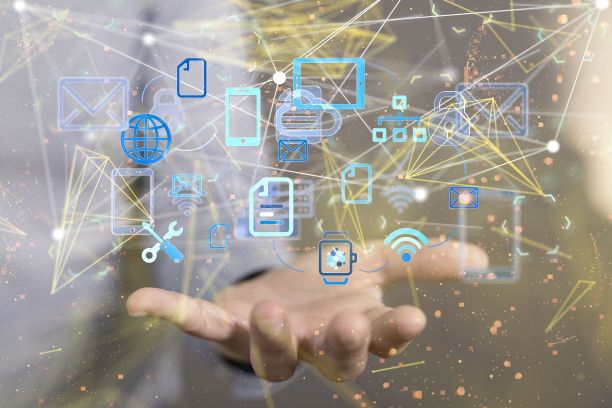 拿着漂浮渲染的媒体图标的人图片下载