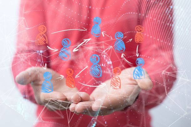 商人手持漂浮的数字渲染人物图标，一个全球网络的概念图片下载