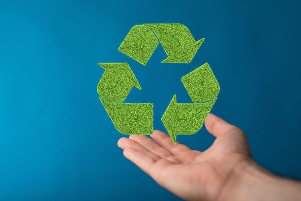 蓝色背景上的环保标志的3D渲染图片下载