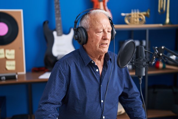 资深白发男子艺术家在音乐工作室唱歌图片下载