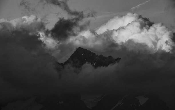 在瑞士阿尔卑斯山徒步旅行图片下载