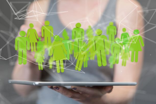 3D渲染的全球网络在人的手中盘旋图片下载