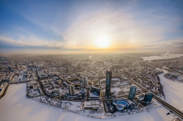 叶卡捷琳堡有地方政府和议会大楼，戏剧剧院，伊塞特塔，叶利钦中心，冬季日落全景。图片下载