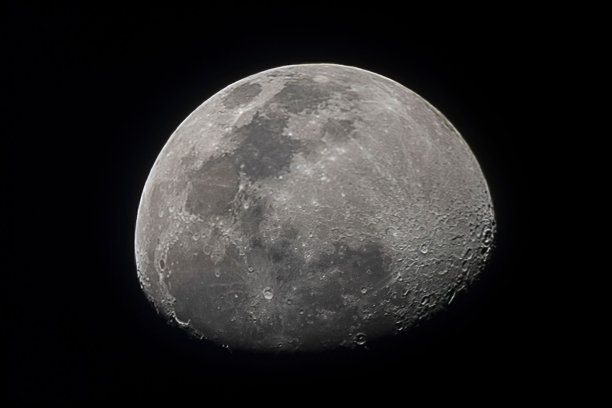 黑色天空下近乎满月的美丽照片。图片下载