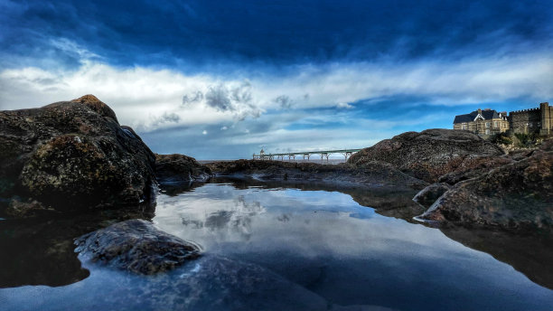 这是克利夫登码头远处倒影的水和一座桥的美丽照片图片下载