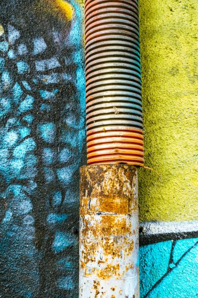 垂直特写镜头的电缆在沟对着色彩斑斓的建筑墙壁图片下载