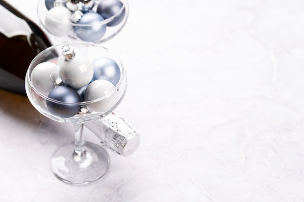 香槟瓶，带有圣诞装饰物的玻璃杯图片下载