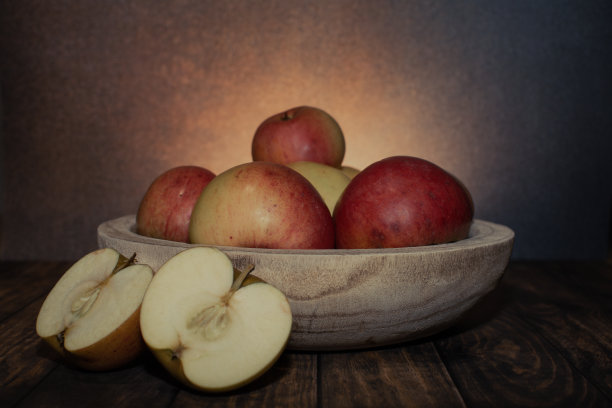 有机苹果不好看但很健康。图片下载