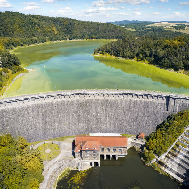 波兰度假——波尔河上有水坝的皮尔乔维切湖图片下载