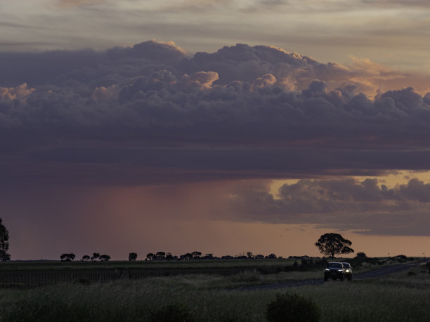 黄昏寂寞的乡间小路图片下载