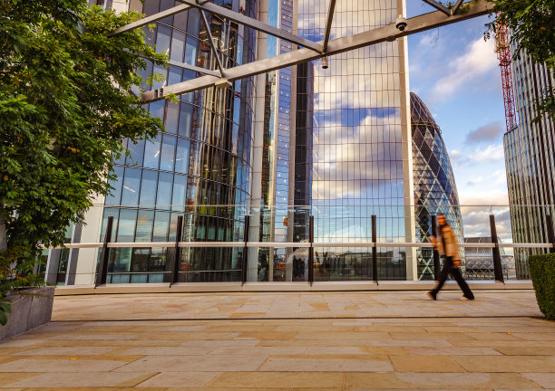 伦敦金融区城市人群模糊运动图片下载