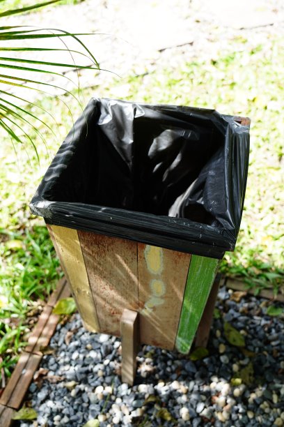 木质垃圾桶图片下载