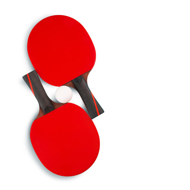 一套乒乓球，两个球拍和一个球放在桌子上，孤立的图片下载