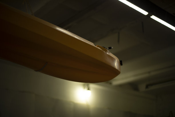 黄色塑料船。船在车库里。用独木舟游泳。水运输。图片下载