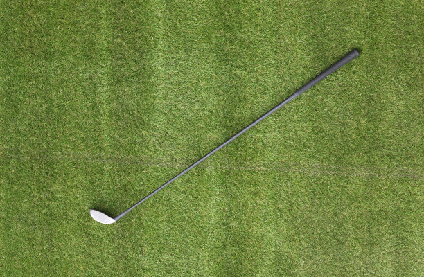 高尔夫球杆孤立在草坪上图片下载
