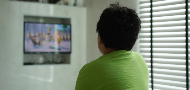 儿童独自看电视为安全内容概念图片下载