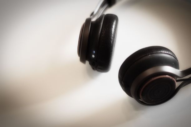 特写黑色耳机在白色背景与复制空间图片下载