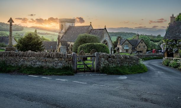 英格兰格洛斯特郡斯诺希尔圣巴纳巴斯教堂的日落美景图片下载