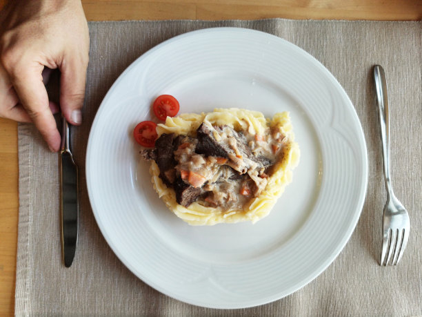 一盘美味的土豆和烤肉。上菜的俯视图。图片下载