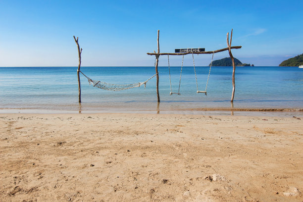 秋千和绳吊床在和平的沙滩上与清澈的蓝天背景景观在Koh Mak岛泰国图片下载