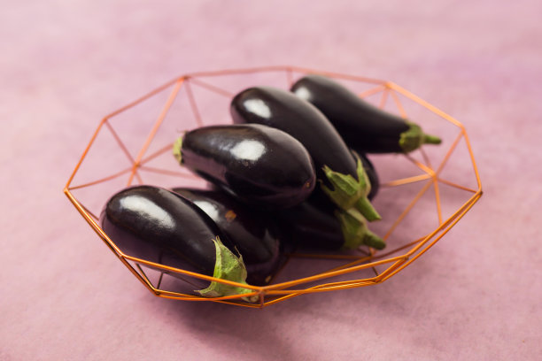 在铁碗里的茄子特写图片下载