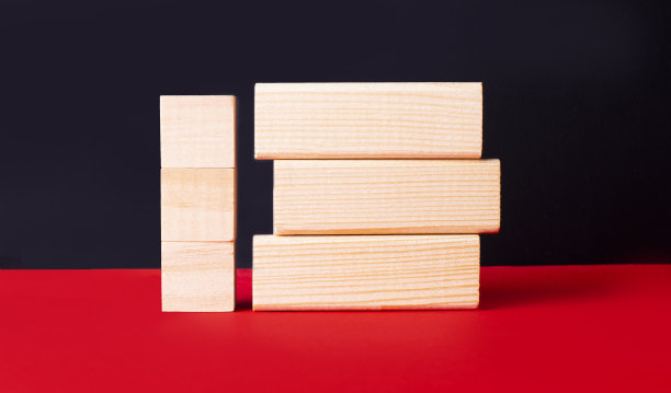 在黑色和红色的背景上，木块和块与插入文本的地方图片下载