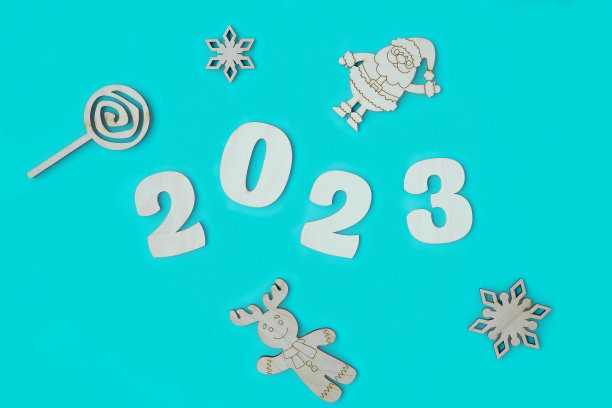 2023年新年快乐编号木对象在蓝色背景和复制空间-新年庆祝和商业资源概念-营销资源设计模拟。图片下载