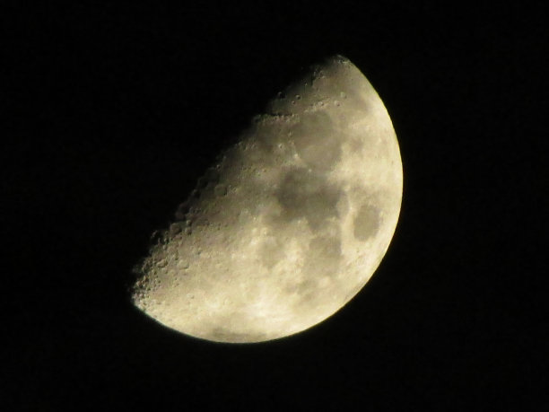 美丽的月球照片——月球是地球唯一的天然卫星。图片下载