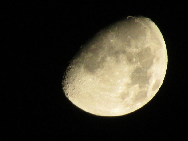 美丽的月球照片——月球是地球唯一的天然卫星。图片下载