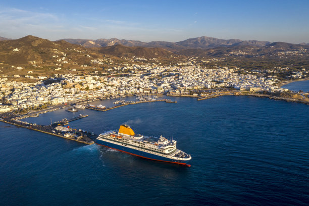渡轮离开纳克索斯港，鸟瞰图，基克拉迪斯群岛，希腊图片下载