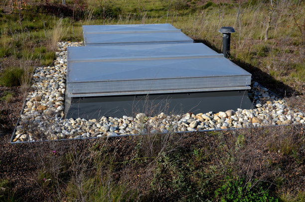 金属格栅和屋顶花园的一个舱口。覆盖在冷却装置后部入口的金属片和金属。门周围的区域覆盖着鹅卵石。防火边缘图片下载