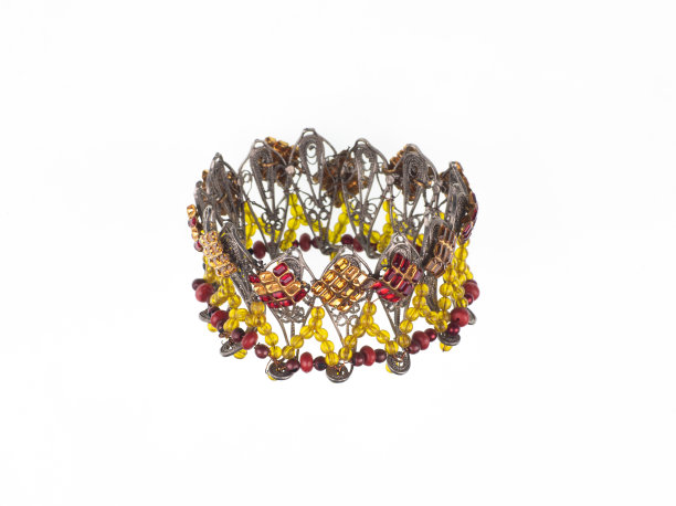 皇冠与彩色的石头隔离在白色的背景图片下载