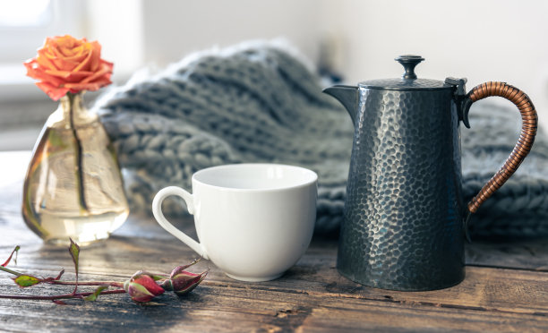 舒适的组成与茶壶和一杯茶在厨房的内部。图片下载