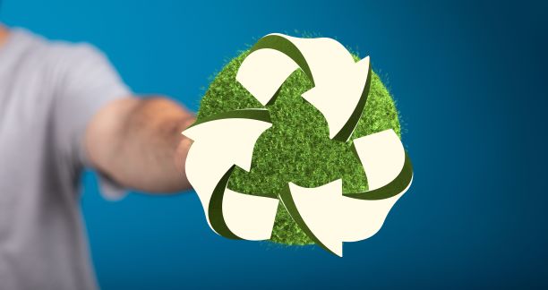 手握绿色回收图标的3D渲染图片下载