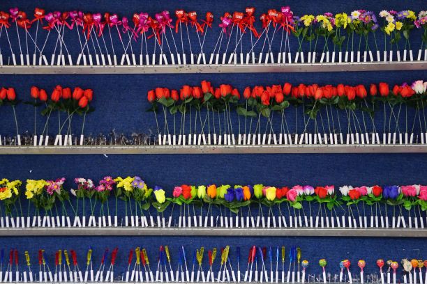 露天市场上一排排五颜六色的人造花图片下载