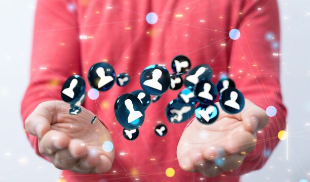 3D渲染的全球网络在人的手中盘旋图片下载