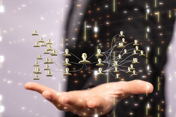 3D渲染的全球网络在人的手中盘旋图片下载