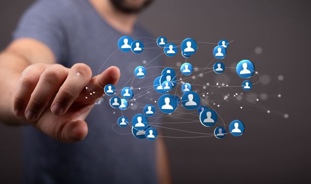 虚拟投影的数字数字与一个商人的陈述的团队联系图片下载