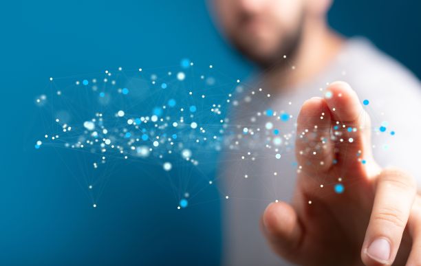 失焦男子用手指在屏幕上滑动科幻科技粒子轨迹图片下载