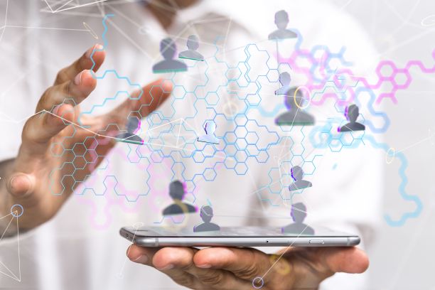 3D渲染的全球网络在人的手中盘旋图片下载