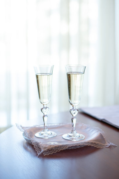 结婚眼镜在登记处的桌子上。婚礼庆典图片下载