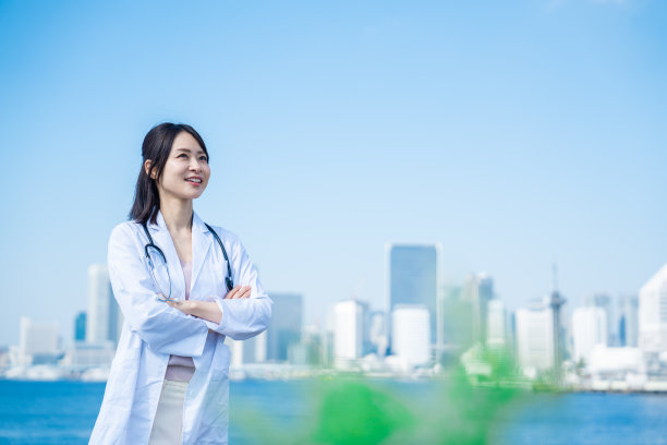 女医生微笑着走在外面图片下载