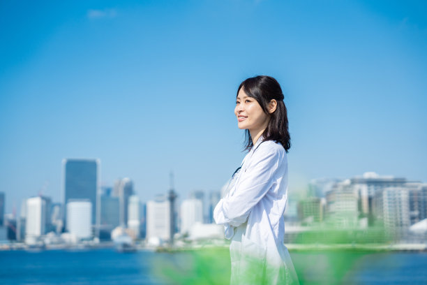 女医生微笑着走在外面图片下载