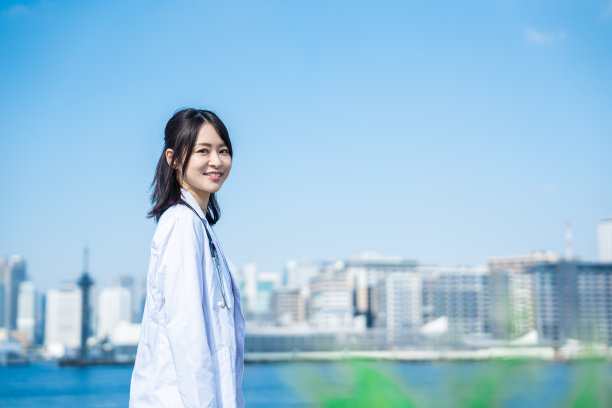 女医生微笑着走在外面图片下载