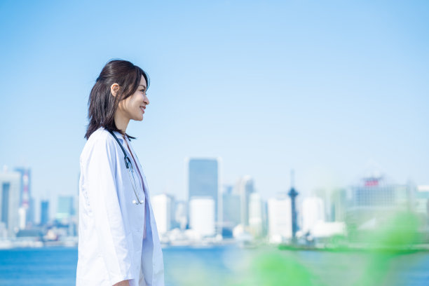 女医生微笑着走在外面图片下载