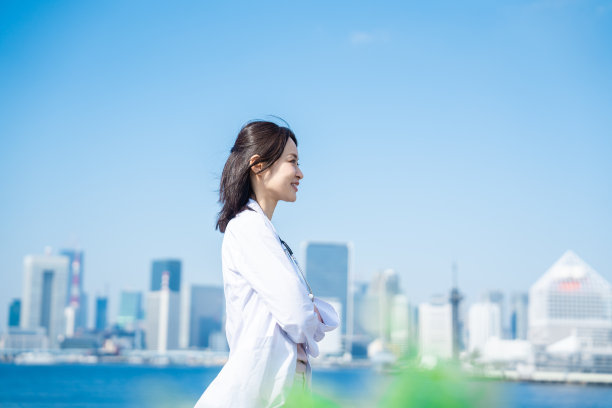 女医生微笑着走在外面图片下载