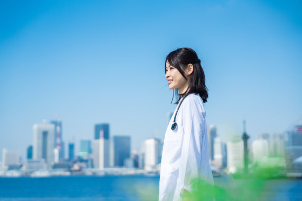 女医生微笑着走在外面图片下载