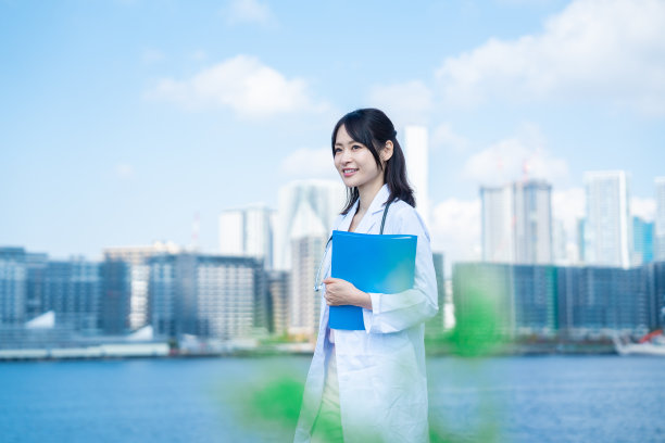 女医生微笑着走在外面图片下载